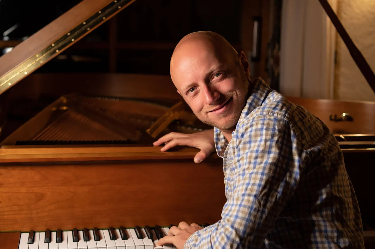 Stefan Ettinger am Flügel im Tonstudio Ettracks in Brannenburg