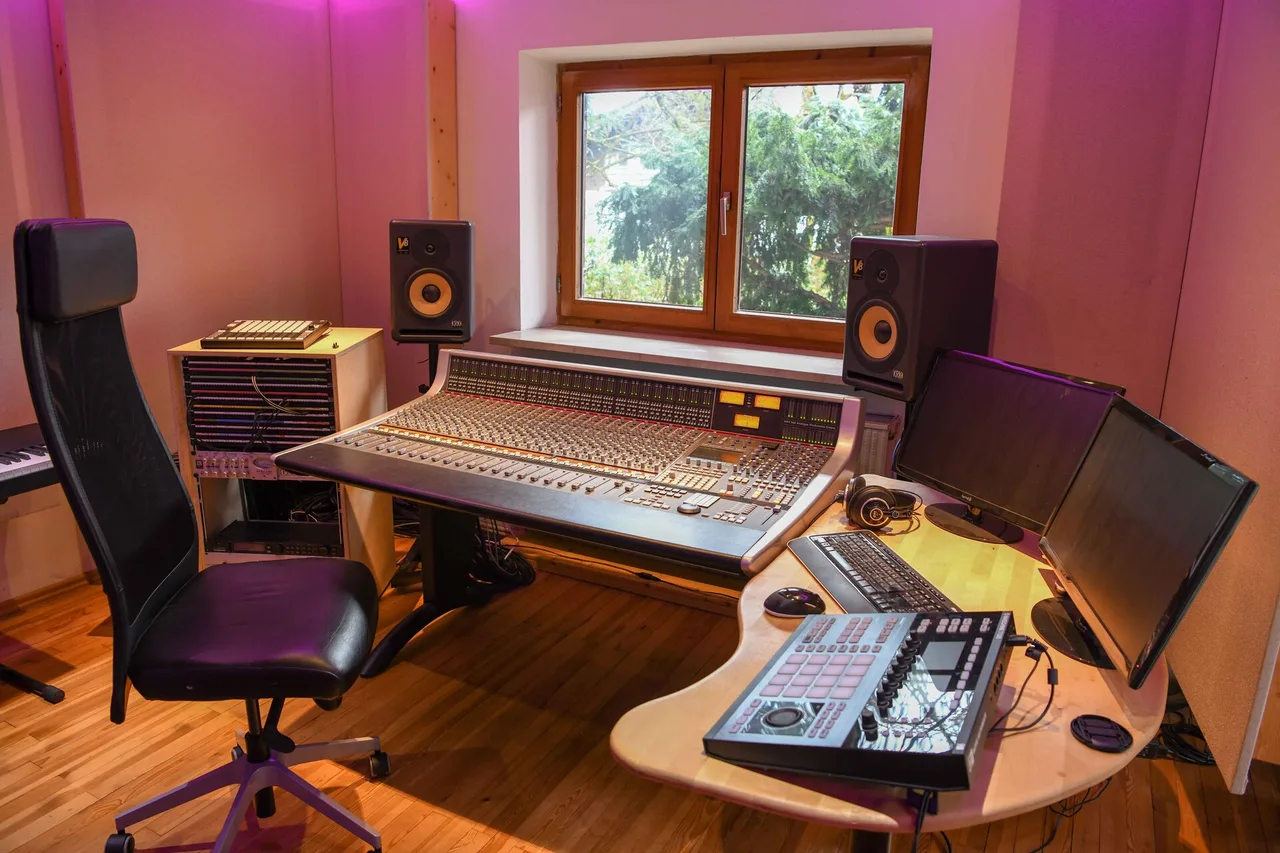 Regie im Tonstudio ettracks mit SSL-Konsole und Tageslicht